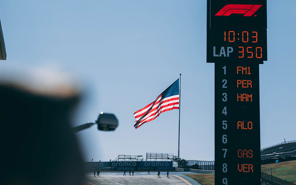 サーキット・オブ・ジ・アメリカズ（COTA）のターン1にはためく星条旗、2022年10月20日F1アメリカGP