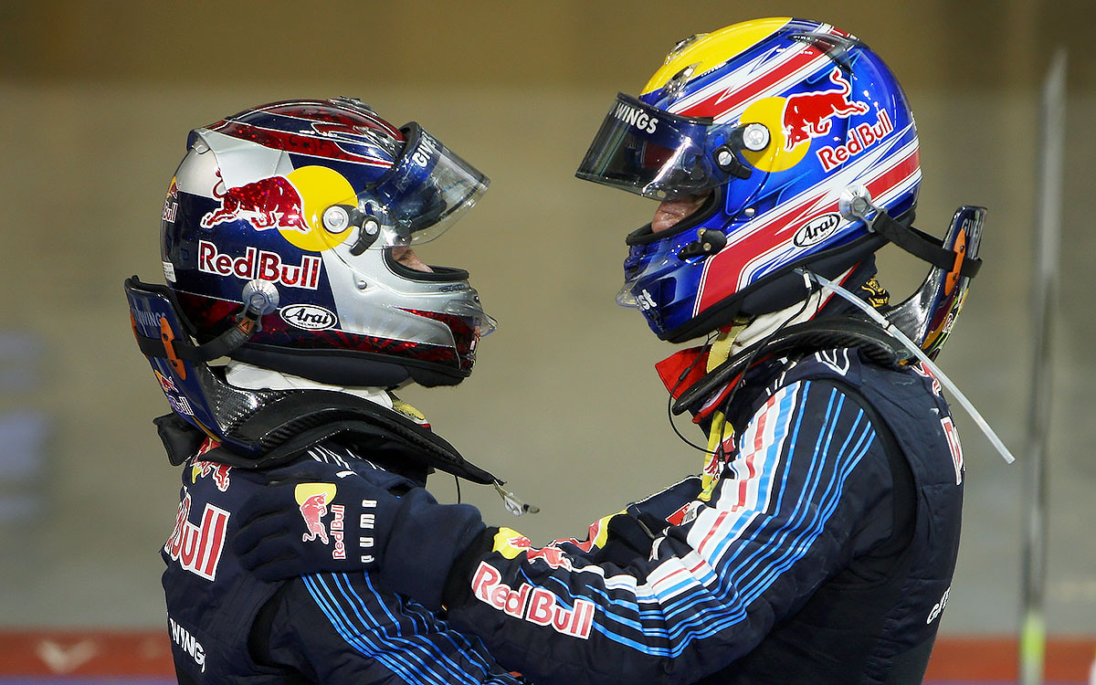 F1アブダビGPでの優勝を経て僚友で2位のマーク・ウェバーと健闘を称え合うセバスチャン・ベッテル（レッドブル・レーシング）、2009年11月1日