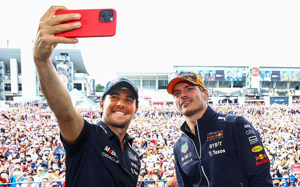 ファンステージで記念写真を撮るレッドブルのセルジオ・ペレスとマックス・フェルスタッペン、2022年10月8日F1日本GP