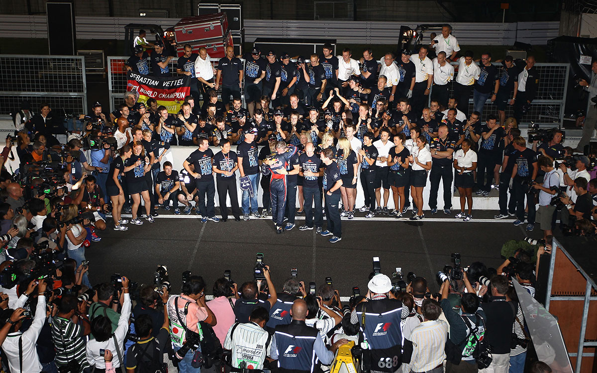 ドライバーズチャンピオン獲得を喜ぶセバスチャン・ベッテル（レッドブル）、2011年10月9日F1日本GP鈴鹿サーキットにて