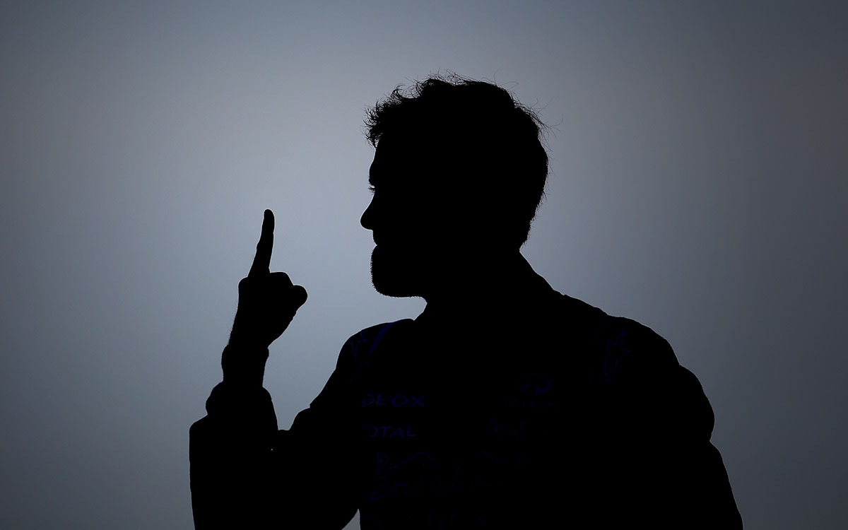 人差し指を立てるお馴染みのポーズでポールポジション獲得を喜ぶセバスチャン・ベッテル（レッドブル）、2011年10月8日F1日本GP予選