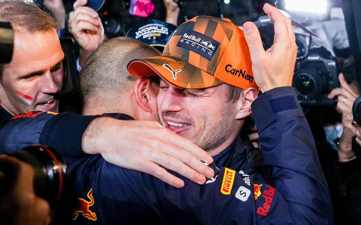 メカニックと抱き合ってチャンピオン獲得を喜ぶマックス・フェルスタッペン（レッドブル）、2022年10月9日F1日本GP