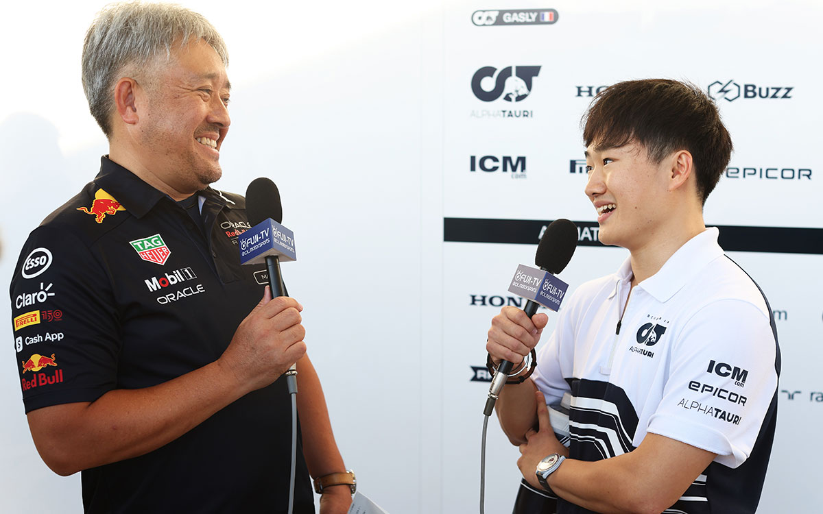 元ホンダF1の山本雅史マネージング・ディレクターのインタビューを受ける角田裕毅（アルファタウリ）、2022年10月5日F1日本GP 鈴鹿サーキットにて