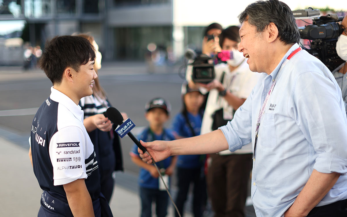 川井一仁氏のインタビューを受ける角田裕毅（アルファタウリ）、2022年10月5日F1日本GP 鈴鹿サーキットにて
