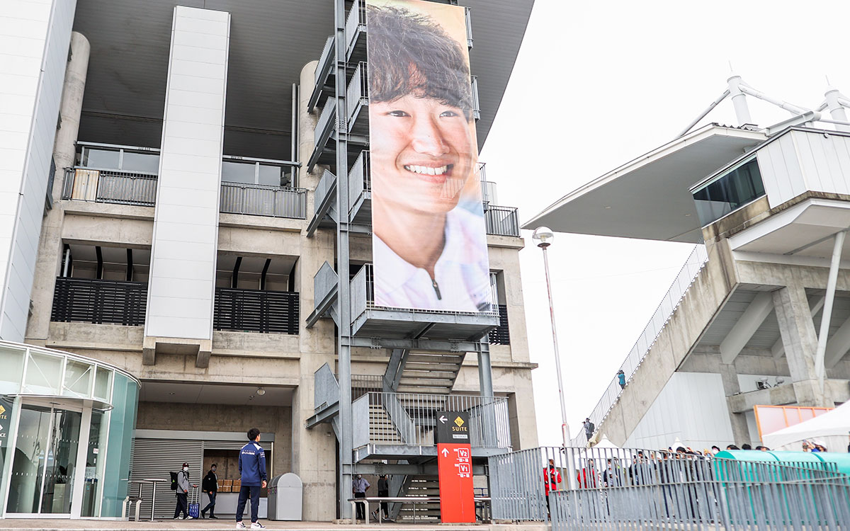 角田裕毅（アルファタウリ）の巨大なポスター、2022年10月5日F1日本GP 鈴鹿サーキットにて