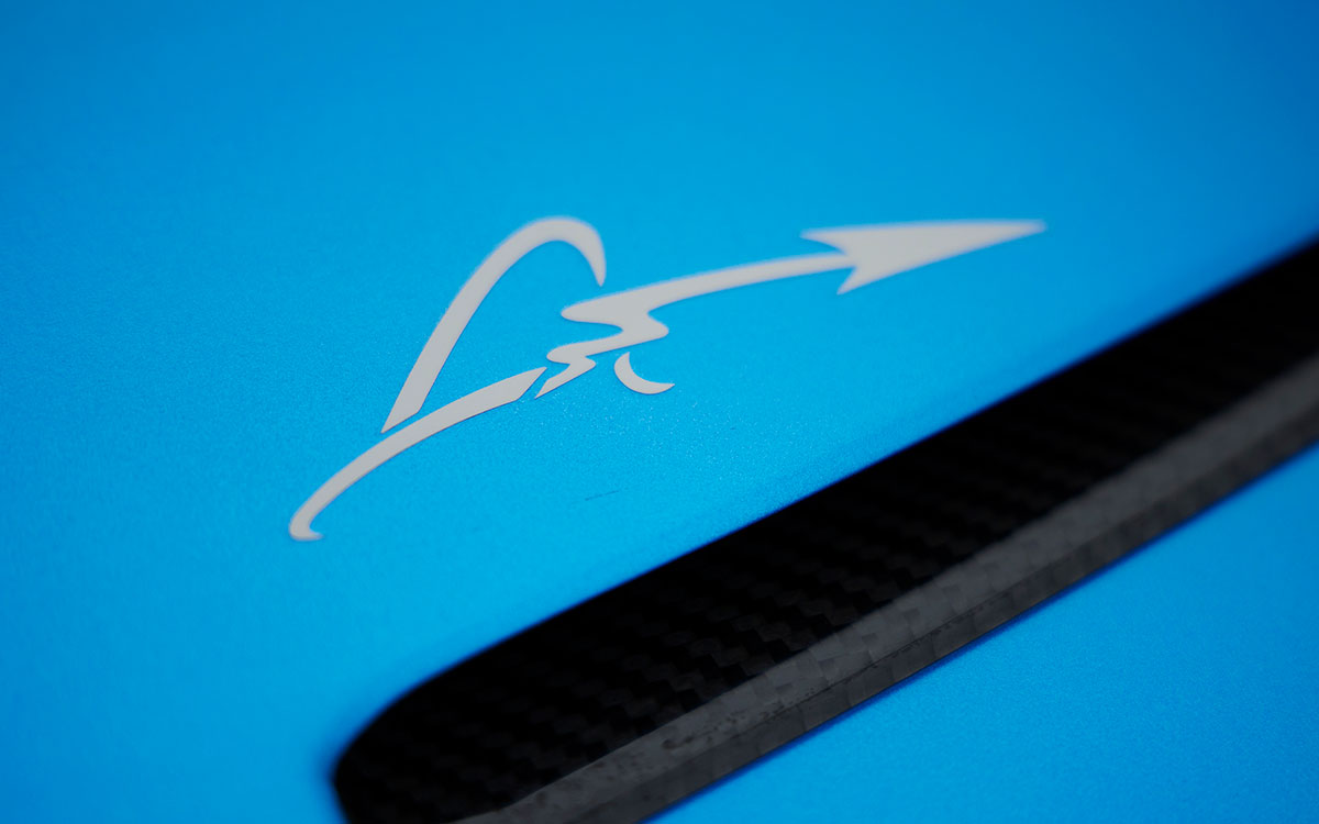 アルピーヌ「A110 R Fernando Alonso」のボンネットに描かれた2度のF1ワールドチャンピオン、フェルナンド・アロンソのサイン