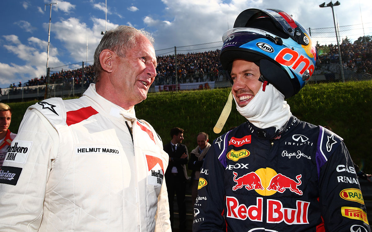 F1オーストリアGPの予選後にレッドブルのモータースポーツ・アドバイザーを務めるヘルムート・マルコと話をするセバスチャン・ベッテル、2014年6月21日レッドブル・リンクにて