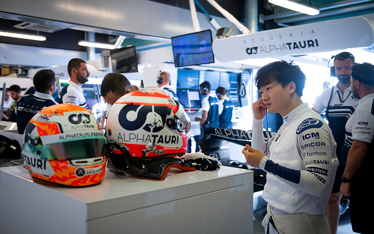 セッションに向けて準備する角田裕毅（アルファタウリ）、2022年11月18日F1アブダビGP FP1