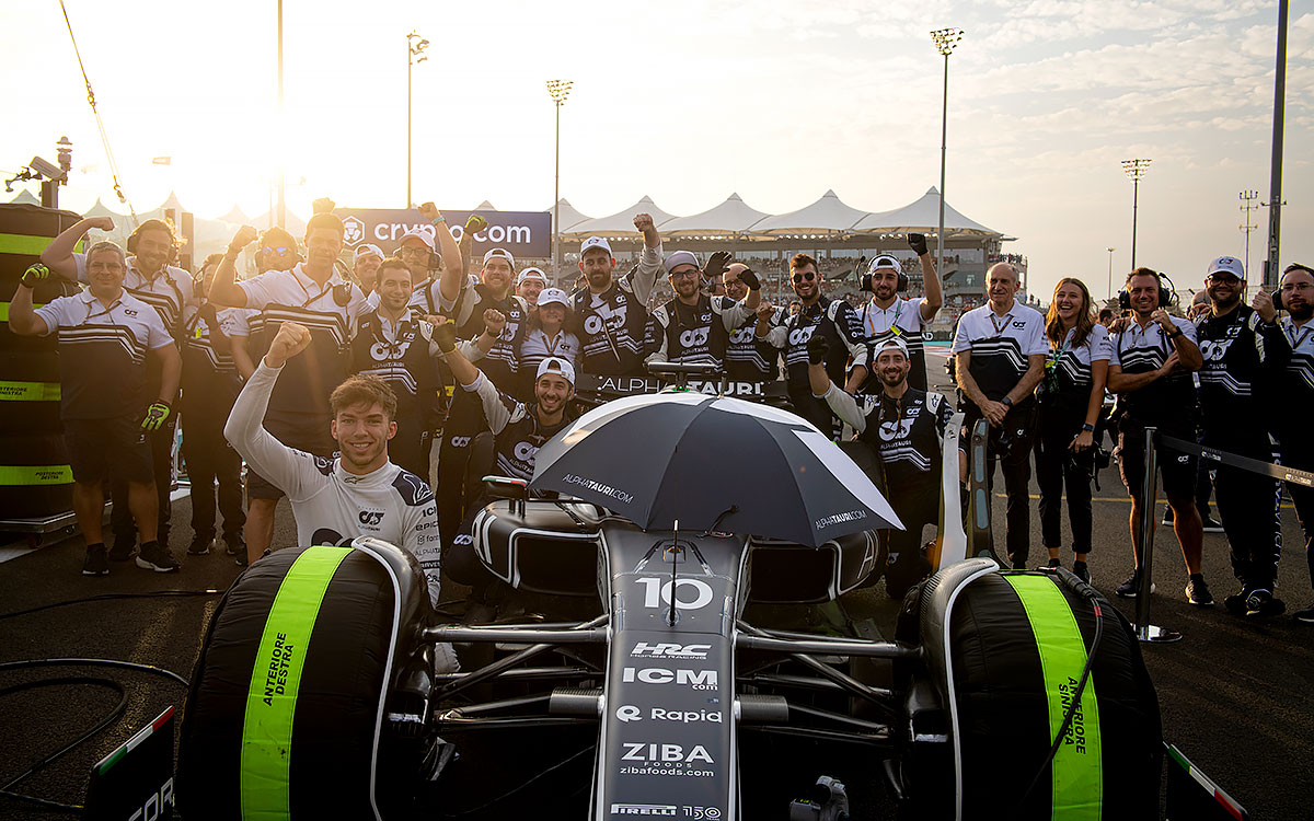 アルファタウリでのラストランを前に記念撮影するピエール・ガスリーとガレージメンバー、2022年11月20日F1アブダビGP決勝レース