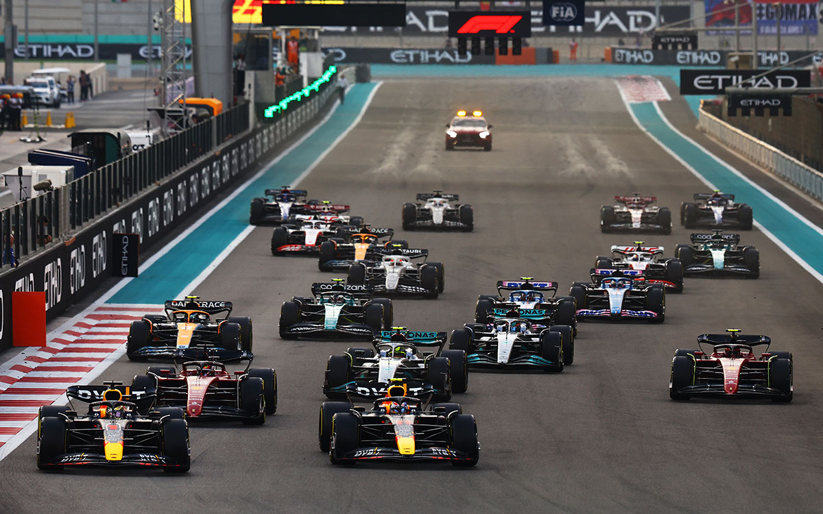 スタート直後のターン1の様子、2022年11月20日F1アブダビGP決勝レース