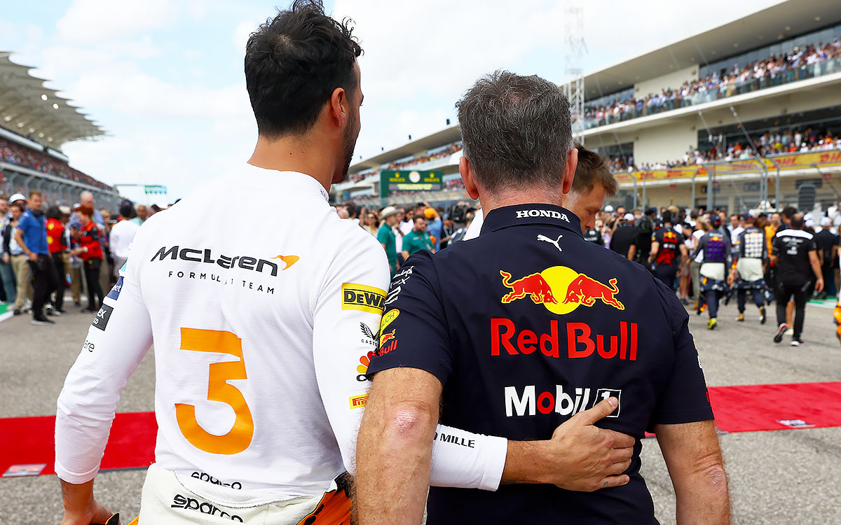 ディートリッヒ・マテシッツの追悼に向けて肩を寄せ合うダニエル・リカルド（マクラーレン）とレッドブルのチーム代表クリスチャン・ホーナー、2022年10月23日F1アメリカGP
