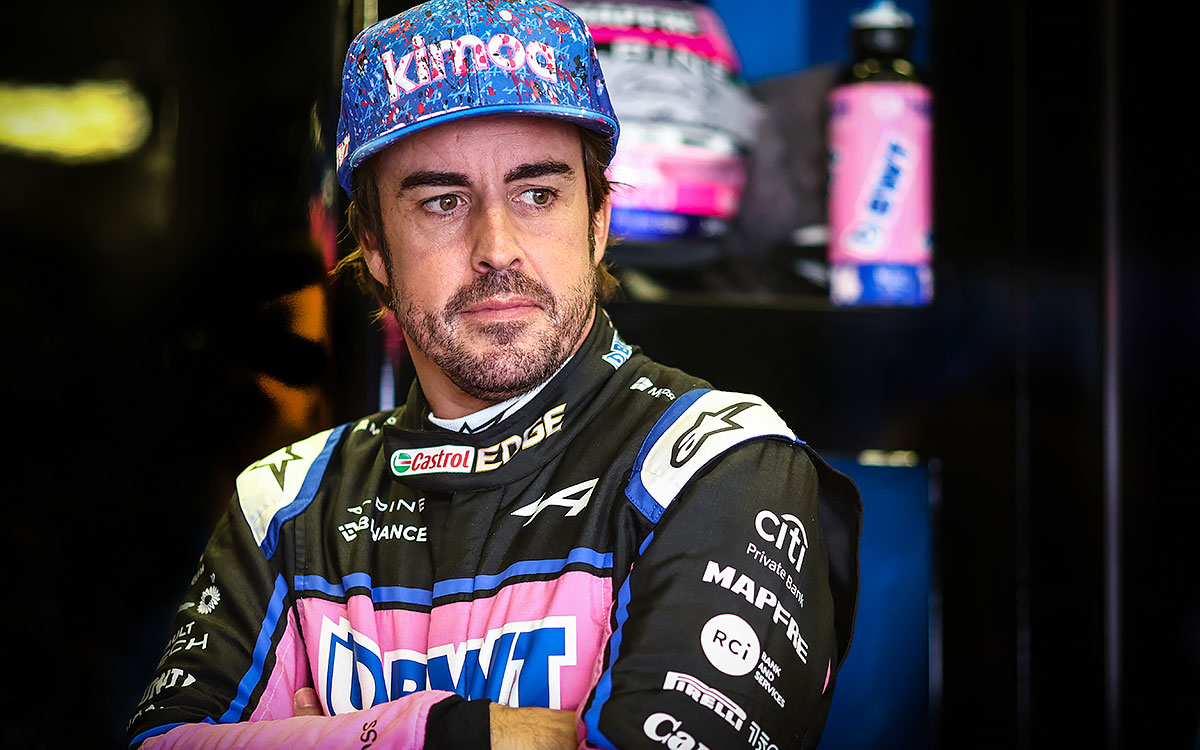 ガレージの中で腕を組み立つフェルナンド・アロンソ（アルピーヌ）、2022年11月11日F1サンパウロGP