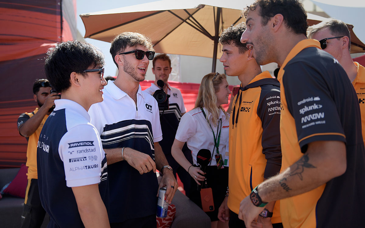 F1アブダビGPを前にマクラーレンのランド・ノリスとダニエル・リカルドと話をするアルファタウリのピエール・ガスリーと角田裕毅、2022年11月18日ヤス・マリーナ・サーキットにて