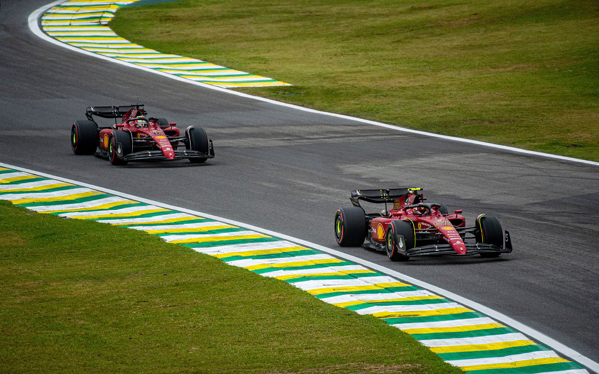 インテルラゴス・サーキットを並んで周回するフェラーリのカルロス・サインツとシャルル・ルクレール、2022年11月11日F1サンパウロGP