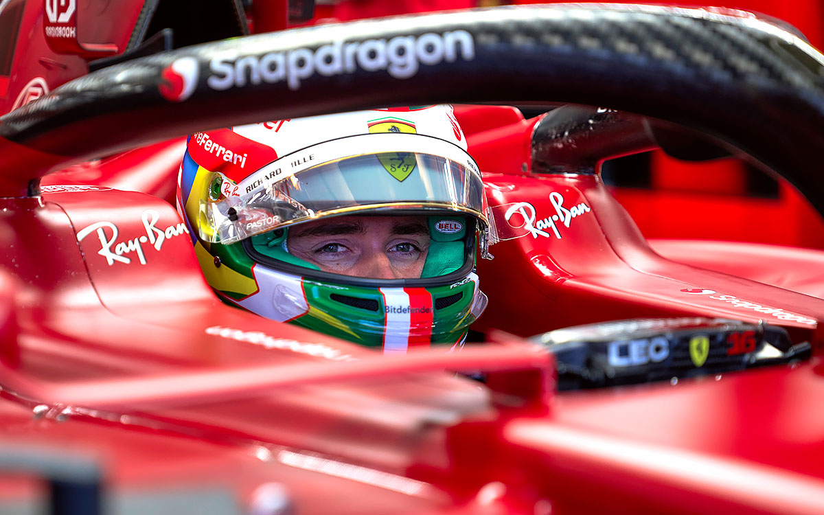 クルマに乗り込みガレージの中で走行の時を待つシャルル・ルクレール（フェラーリ）、2022年11月11日F1サンパウロGP