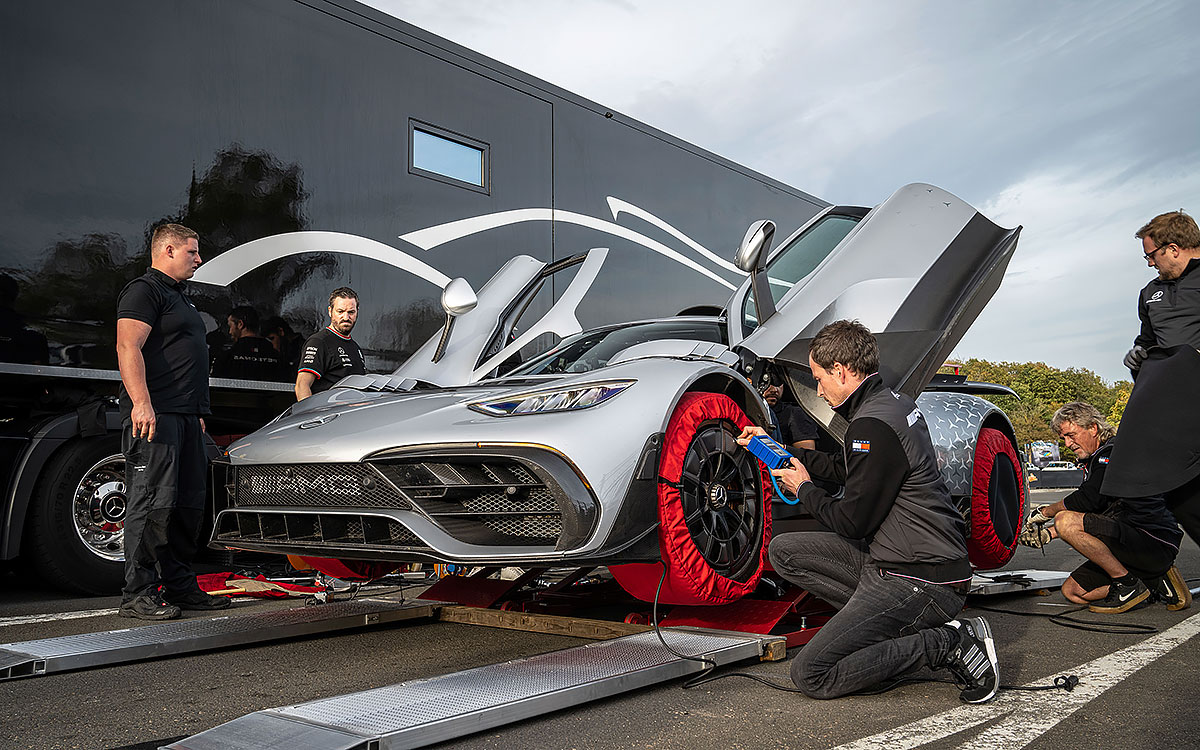 Mercedes-AMG ONEを整備するメカニック、2022年10月28日ニュルブルクリンク北コース「ノルドシュライフェ」にて