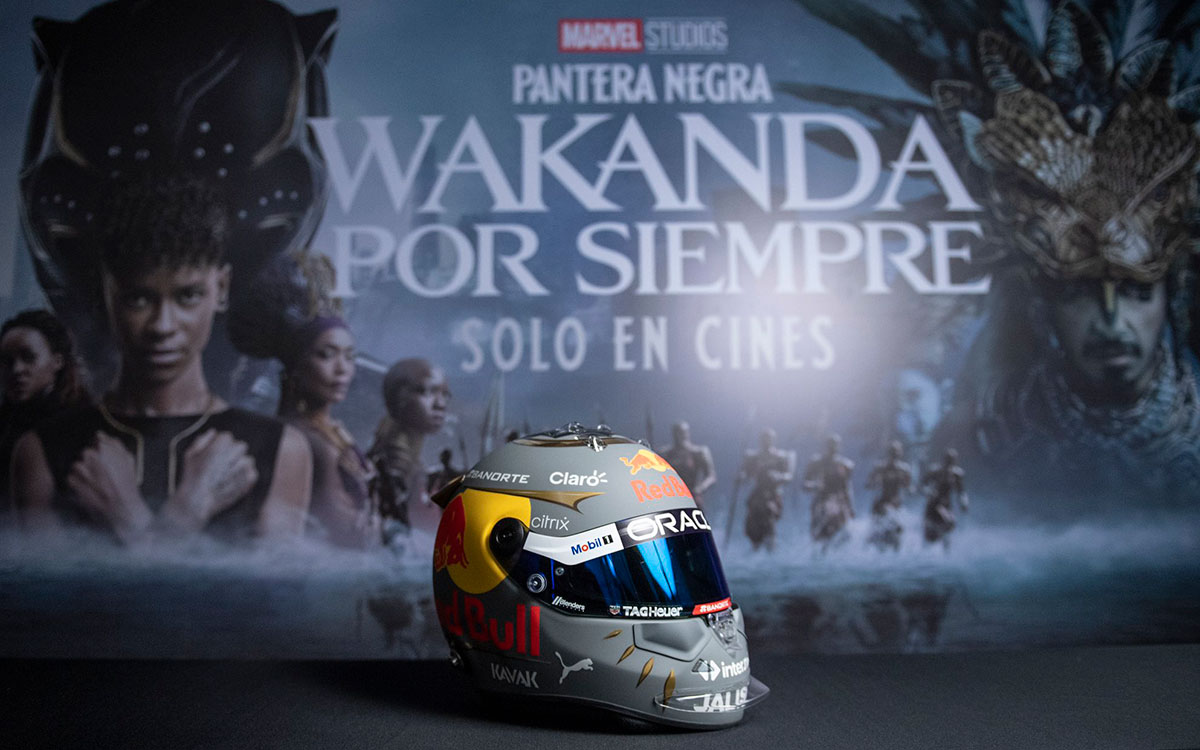 セルジオ・ペレス（レッドブル）が2022年F1サンパウロGPで着用する映画「ブラックパンサー ワカンダ・フォーエバー」とのコラボヘルメット (3)