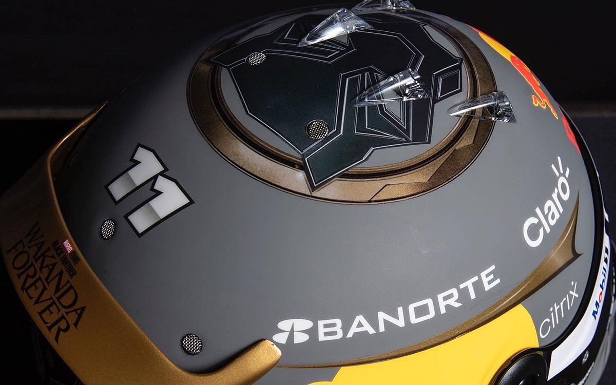 セルジオ・ペレス（レッドブル）が2022年F1サンパウロGPで着用する映画「ブラックパンサー ワカンダ・フォーエバー」とのコラボヘルメット (1)