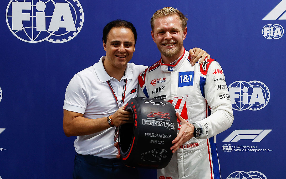 フェリペ・マッサからピレリ・ポールポジション・アワードを受け取るケビン・マグヌッセン（ハース）、2022年11月11日F1サンパウロGP予選
