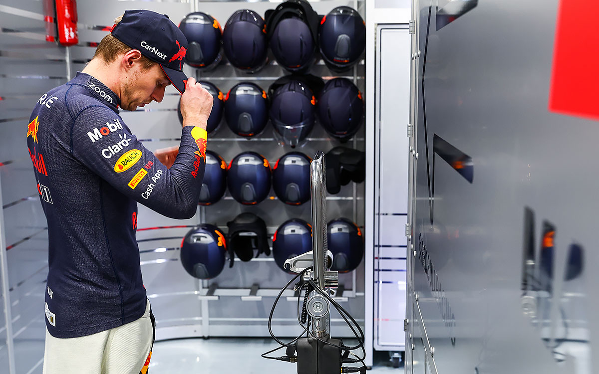 キャップに手をかけガレージ内に佇むマックス・フェルスタッペン（レッドブル）、2022年11月11日F1サンパウロGP