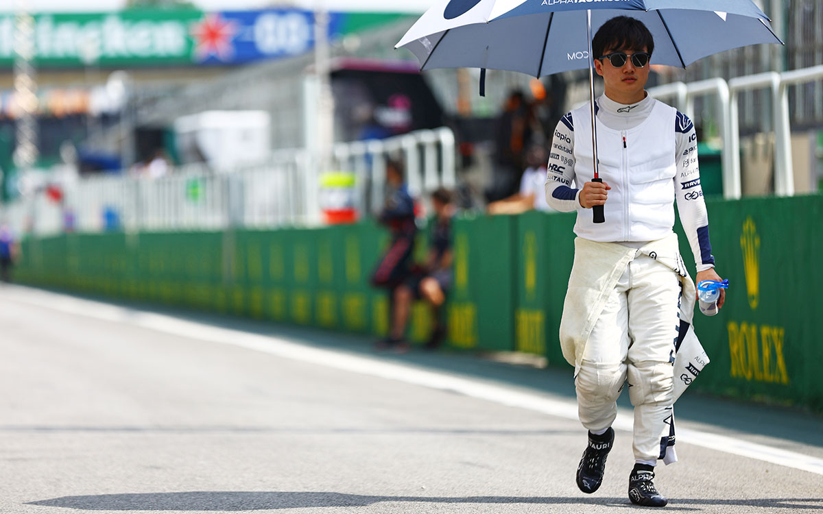日傘を手にインテルラゴス・サーキットのピットレーンを歩く角田裕毅（アルファタウリ）、2022年11月13日F1サンパウロGP決勝レース