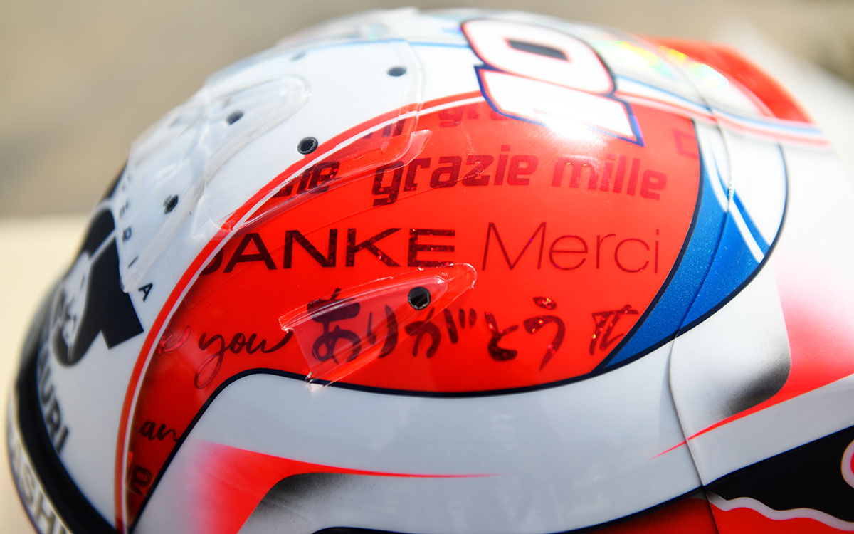 様々な言語で「ありがとう」のメッセージが入れられたピエール・ガスリーのアルファタウリ・ラストラン・ヘルメット、2022年11月18日F1アブダビGP