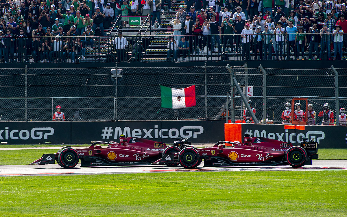 エルマノス・ロドリゲス・サーキットを周回するフェラーリのカルロス・サインツとシャルル・ルクレール、2022年10月30日F1メキシコGP