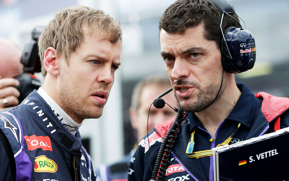 レッドブル・レーシングのレースエンジニアを務めるギヨーム・ロケリンとセバスチャン・ベッテル、2014年3月16日F1オーストラリアGPの決勝前グリッドにて