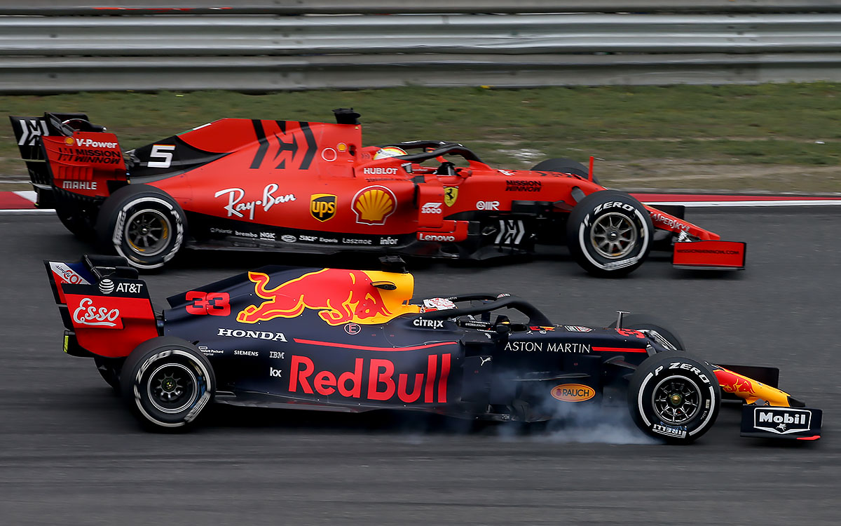 サイド・バイ・サイドでバトルするセバスチャン・ベッテル（フェラーリ）とマックス・フェルスタッペン（レッドブル）、2019年4月14日F1中国GPにて