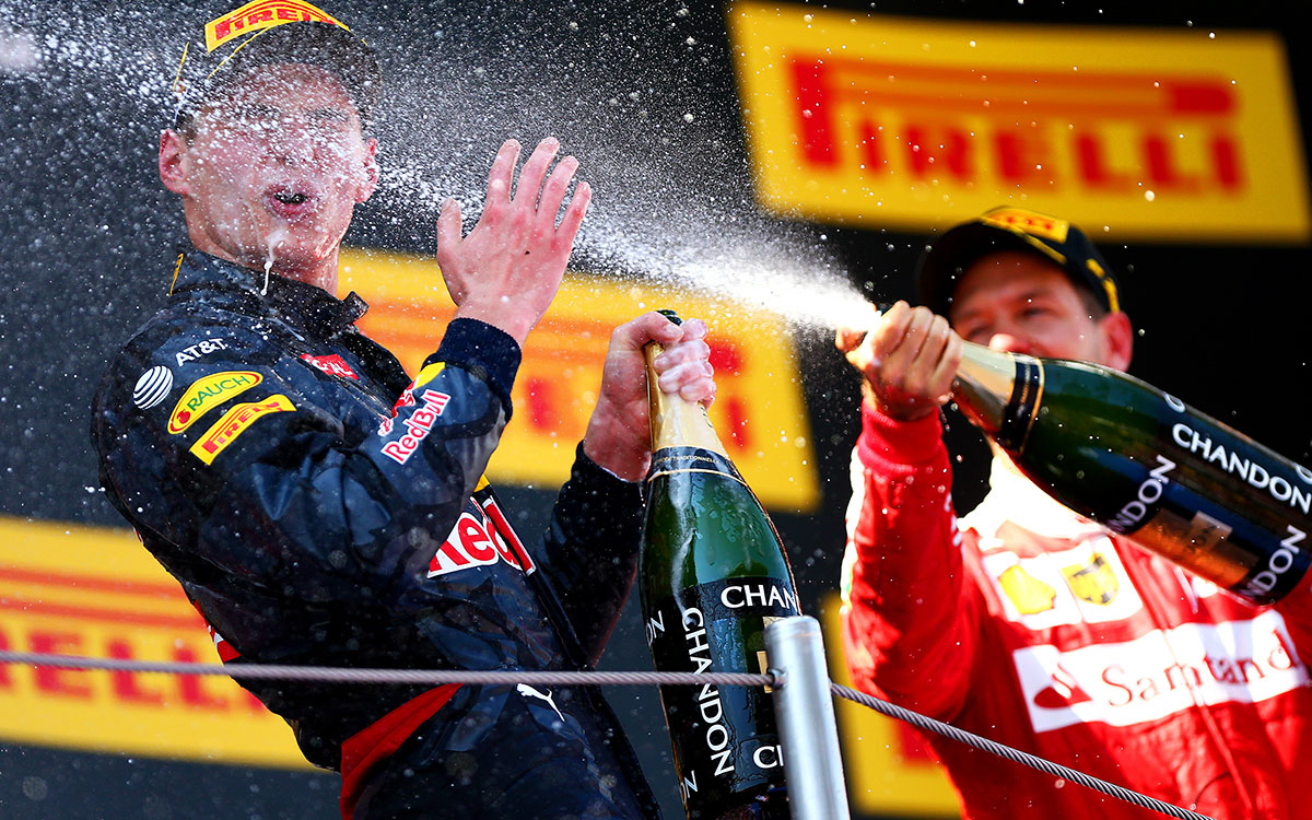 F1キャリア初優勝を挙げたマックス・フェルスタッペン（レッドブル）を祝福するセバスチャン・ベッテル（フェラーリ）、2016年F1スペインGP