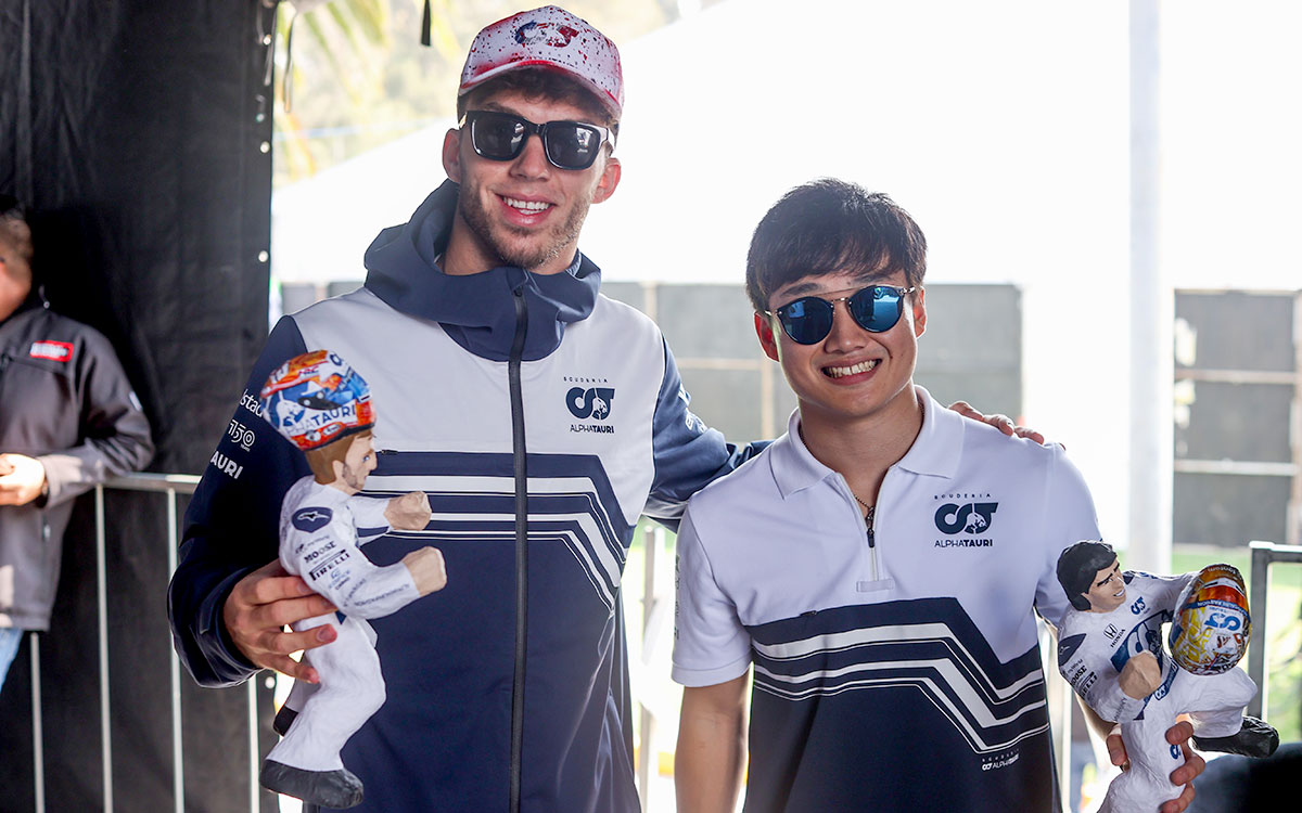 2022年10月28日、エルマノス・ロドリゲス・サーキットで開催されるF1メキシコGPを前にファンフォーラムに登場したスクーデリア・アルファタウリのピエール・ガスリーと角田裕毅