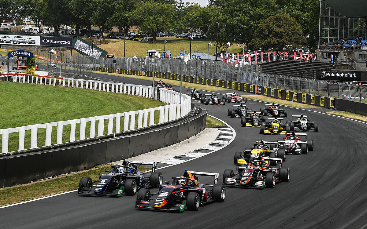 2020年2月6日にニュージーランド・プケコヘで開催されたトヨタ・レーシング・シリーズ第4戦レース1で2位表彰台に上がったM2コンペティションの角田裕毅