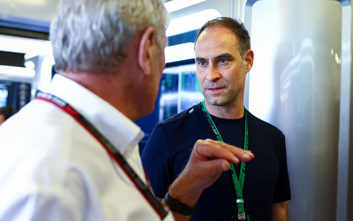 ガレージで話を交わすレッドブルのモータースポーツ・アドバイザーを務めるヘルムート・マルコとレッドブル・スポーツ担当責任者のオリバー・ミンツラフ、2022年11月19日F1アブダビGPのFP3にて