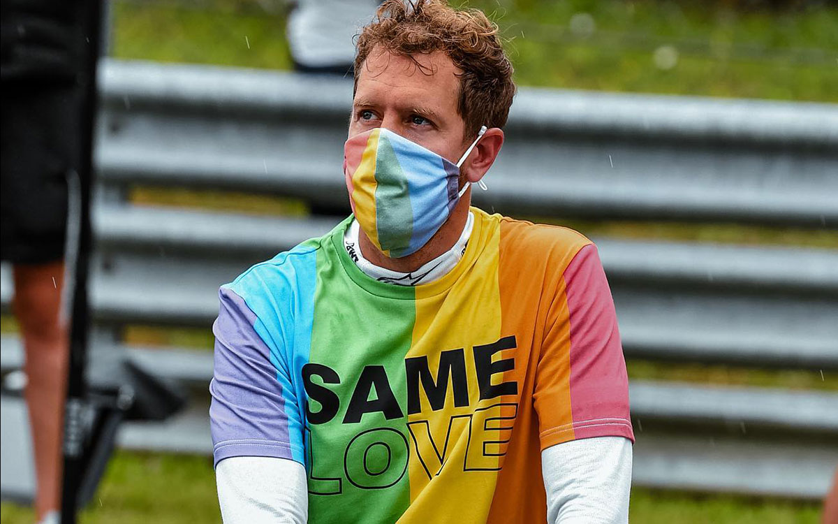 LGBTQ+コミュニティに連帯を示すべく「SAME LOVE」のメッセージが描かれたレインボーカラーのストライプTシャツを着用したセバスチャン・ベッテル（アストンマーチン）、2021年8月1日F1ハンガリーGPにて