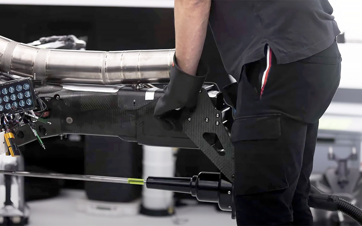 2023年型F1マシン「W14」のファイアアップの準備に取り組むメルセデスのメカニック、2022年12月
