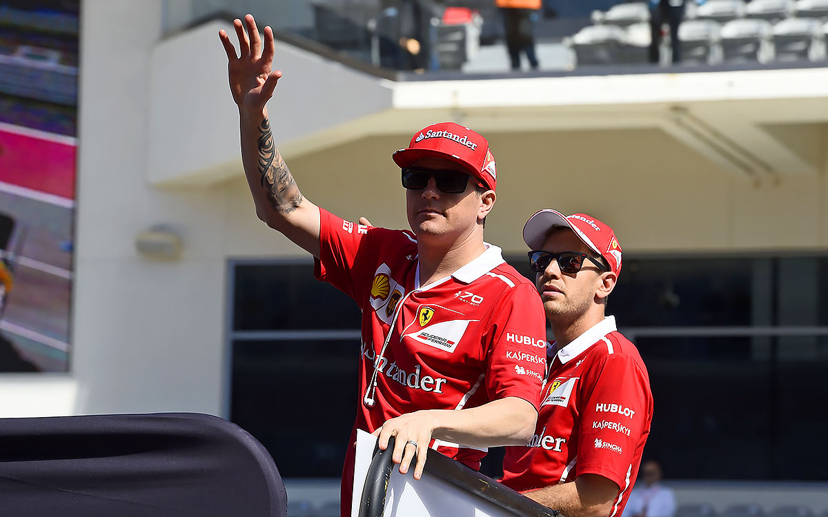 フェラーリのキミ・ライコネンとセバスチャン・ベッテル、2017年F1アメリカGPのドライバーズパレードにて