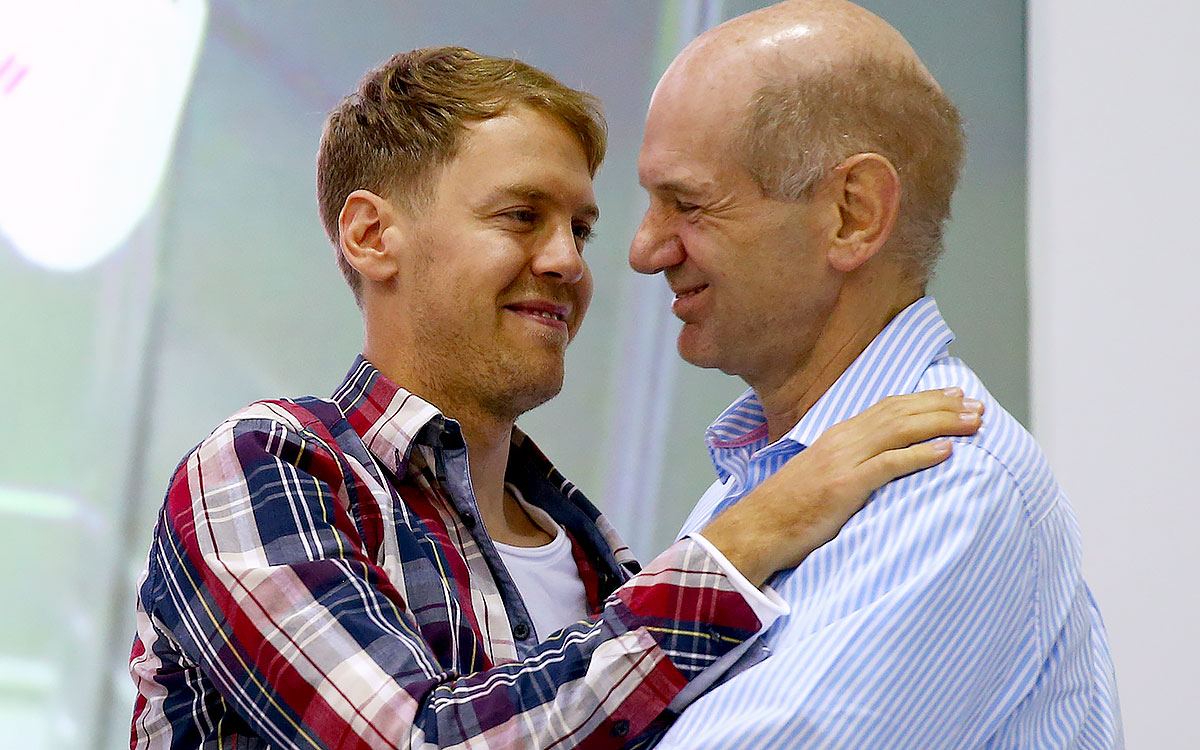 2014年12月2日、イギリス・ミルトンキーンズのレッドブル・レーシング・ファクトリーで最高技術責任者のエイドリアン・ニューイを抱きしめるセバスチャン・ベッテル