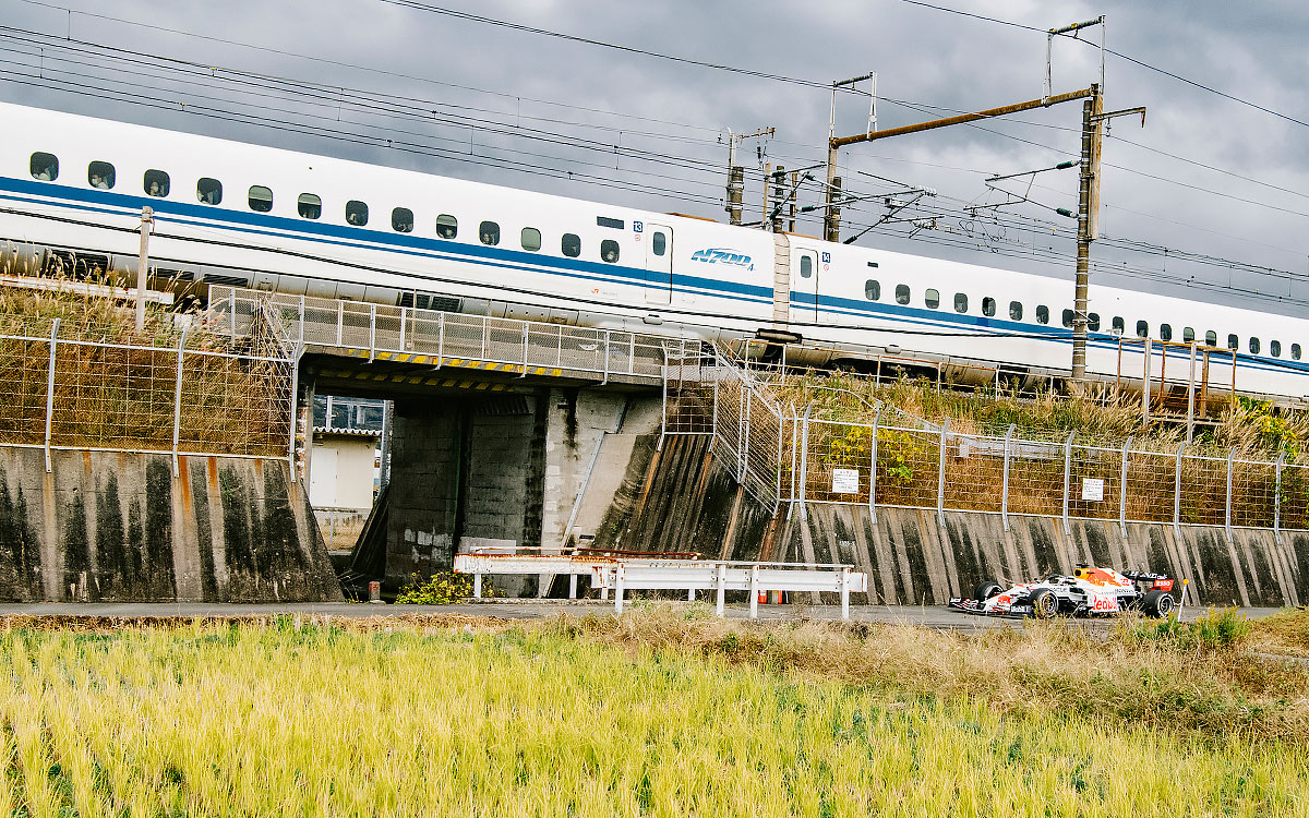 静岡県富士市にて東海道新幹線N700Aと並走するマックス・フェルスタッペンの2021年の愛機レッドブル・ホンダRB16B
