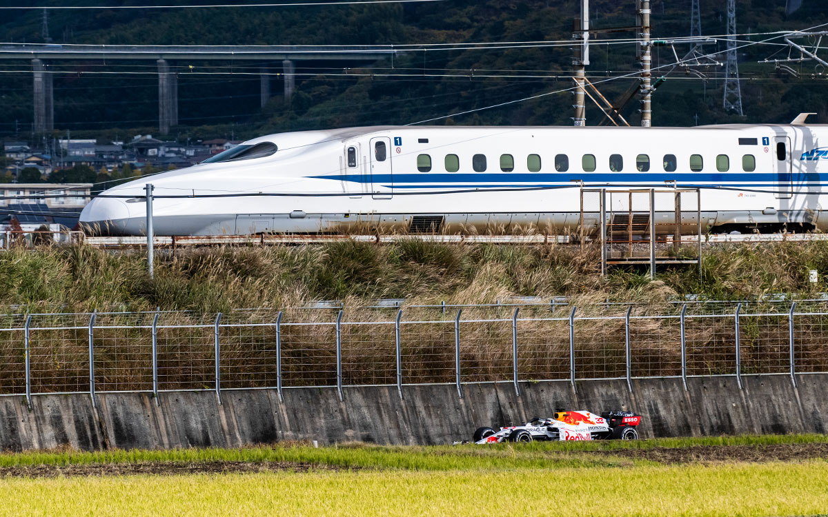 静岡県富士市にて東海道新幹線と並走するマックス・フェルスタッペンが2021年のF1ワールドチャンピオンを獲得したレッドブル・ホンダRB16B