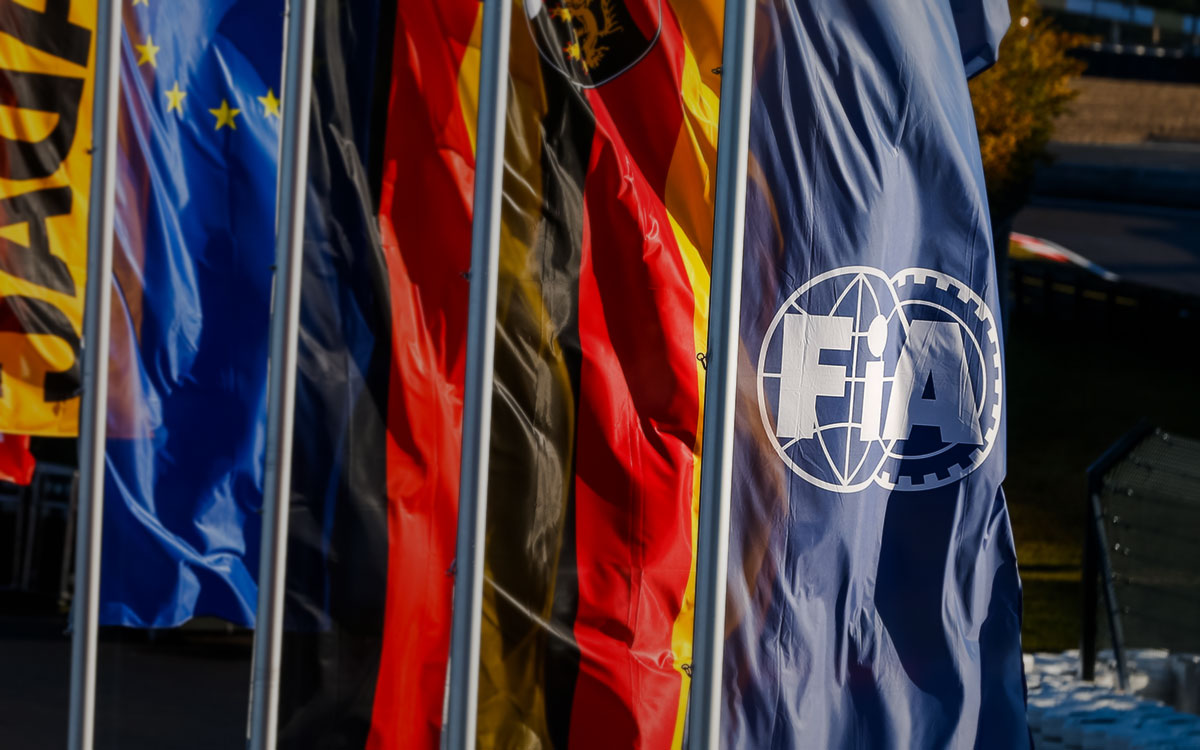 ドイツ・ニュルブルクリンクにはためく国際自動車連盟（FIA）の旗、F1アイフェルGP（2020年10月9日F1アイフェルGPにて