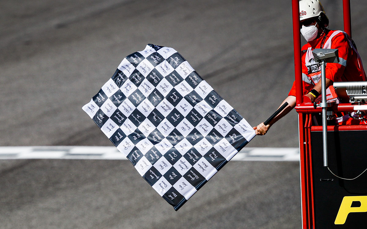 チェッカーフラッグを振るオフィシャル、ムジェロ・サーキットで開催された2020年9月13日F1トスカーナGPにて