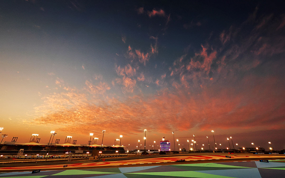 夕暮れに包まれるバーレーン・インターナショナル・サーキット、2023年2月25日F1プレシーズンテスト