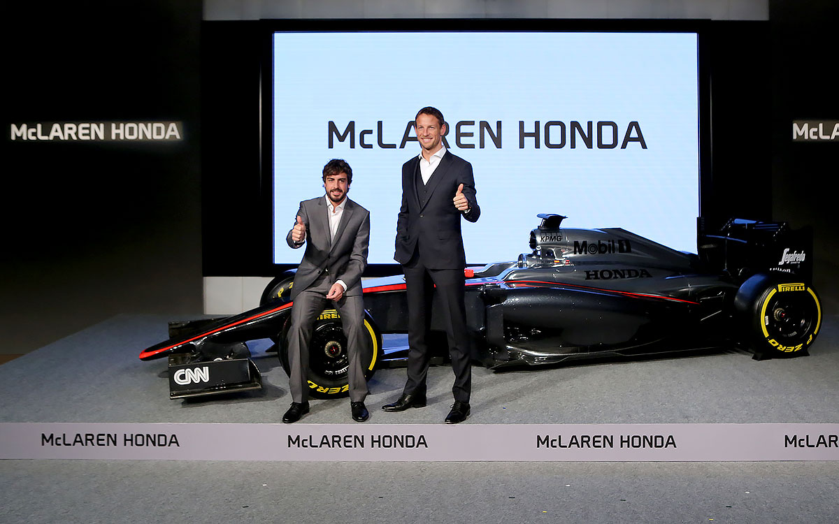 マクラーレン・ホンダの2015年型F1マシン「MP4-30」とフェルナンド・アロンソとジェンソン・バトン、2015年2月10日