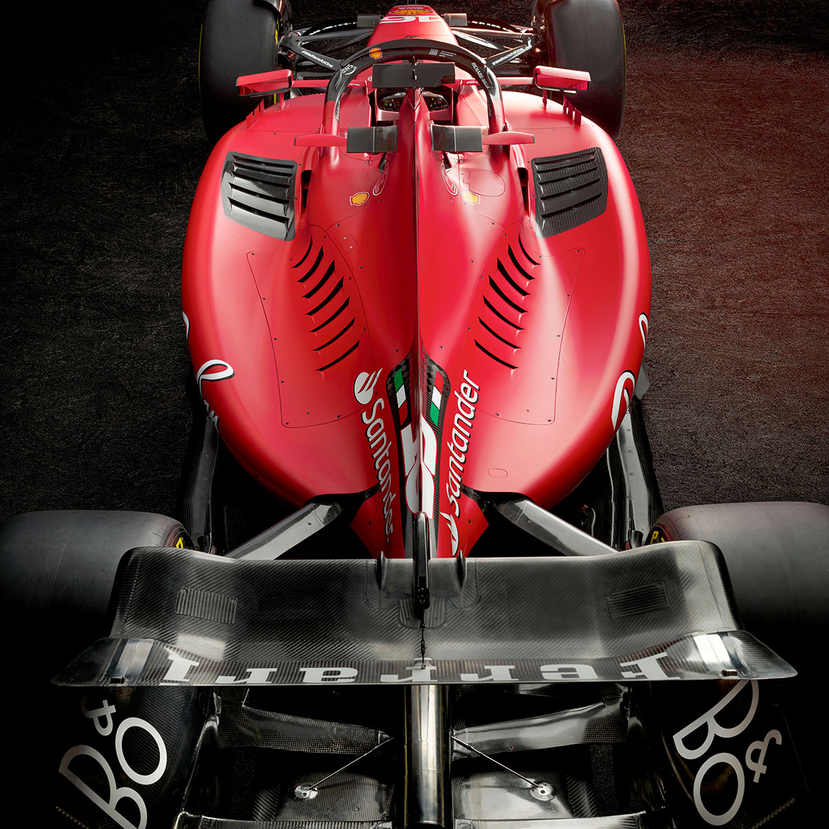 スクーデリア・フェラーリの2023年型F1マシン「SF-23」全景見下ろし