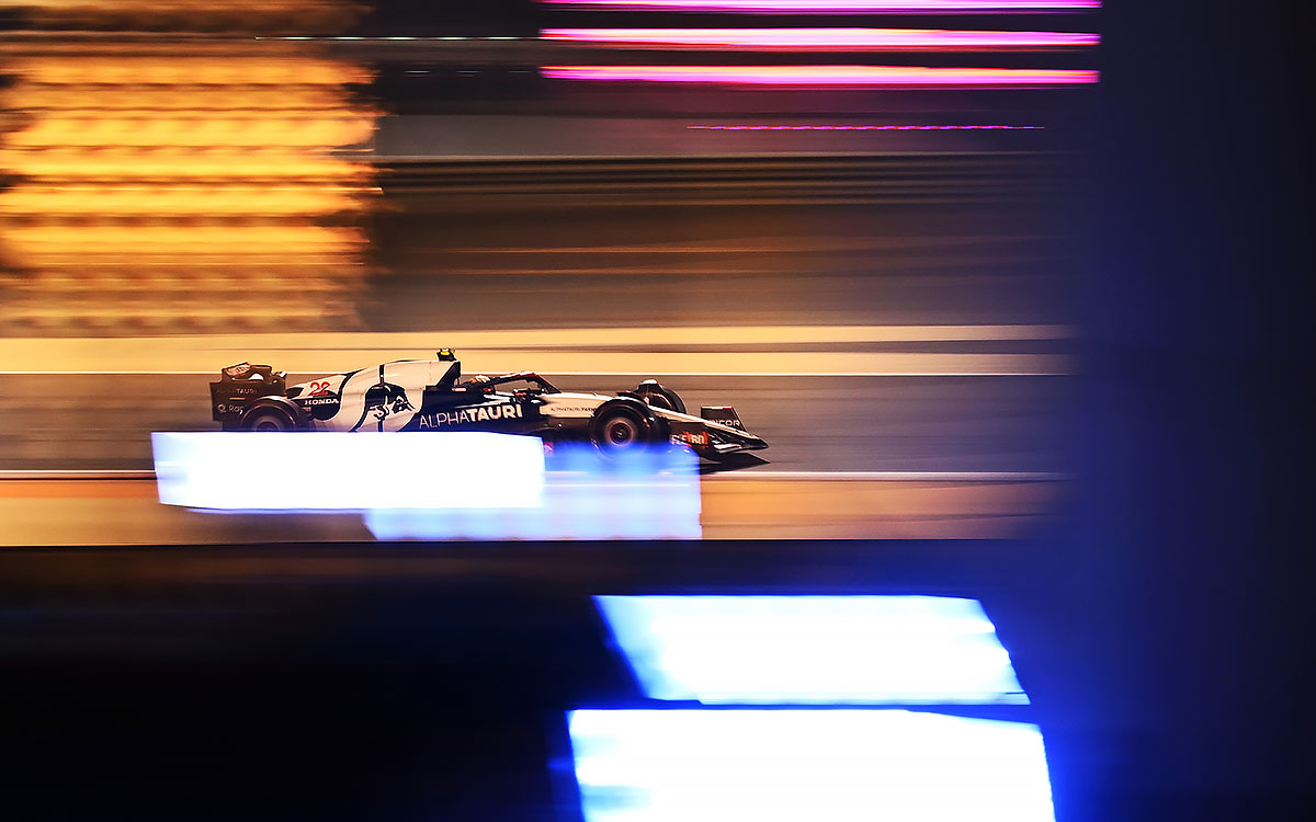 アルファタウリ「AT04」で闇夜のバーレーン・インターナショナル・サーキットを走行する角田裕毅、2023年2月25日F1プレシーズンテスト