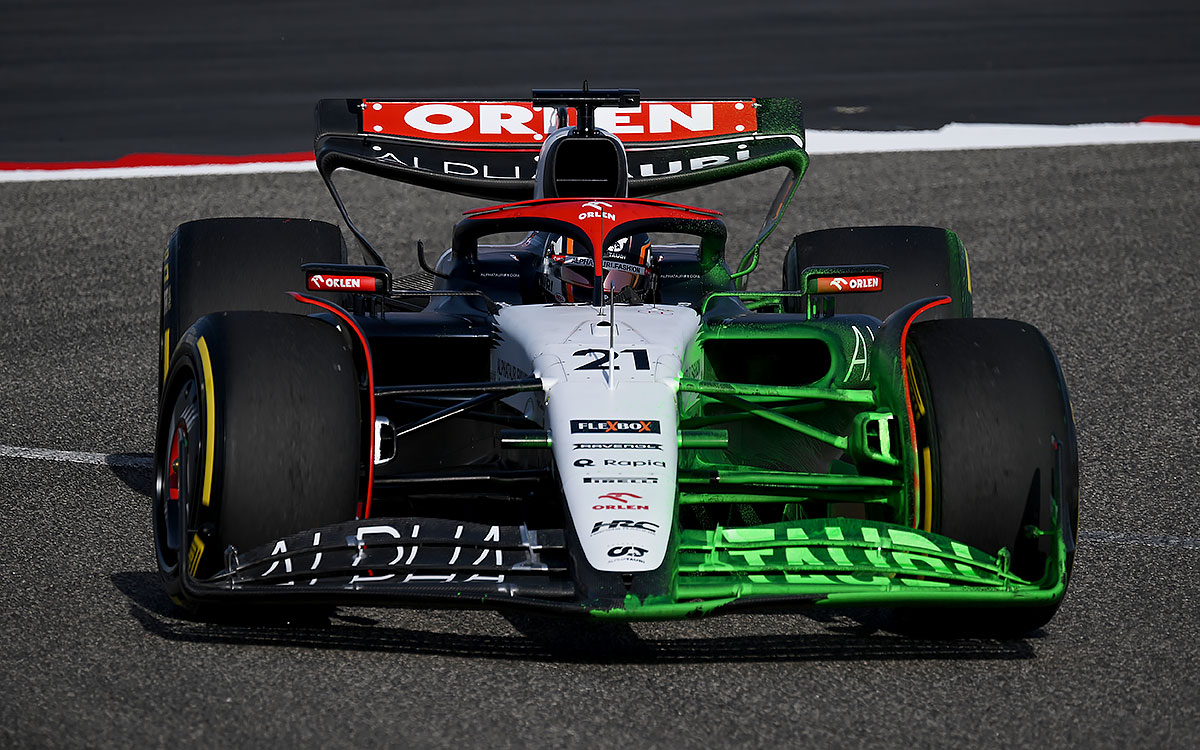 フロービズが塗られたアルファタウリ「AT04」をドライブするニック・デ・フリース、2023年2月23日F1プレシーズンテスト
