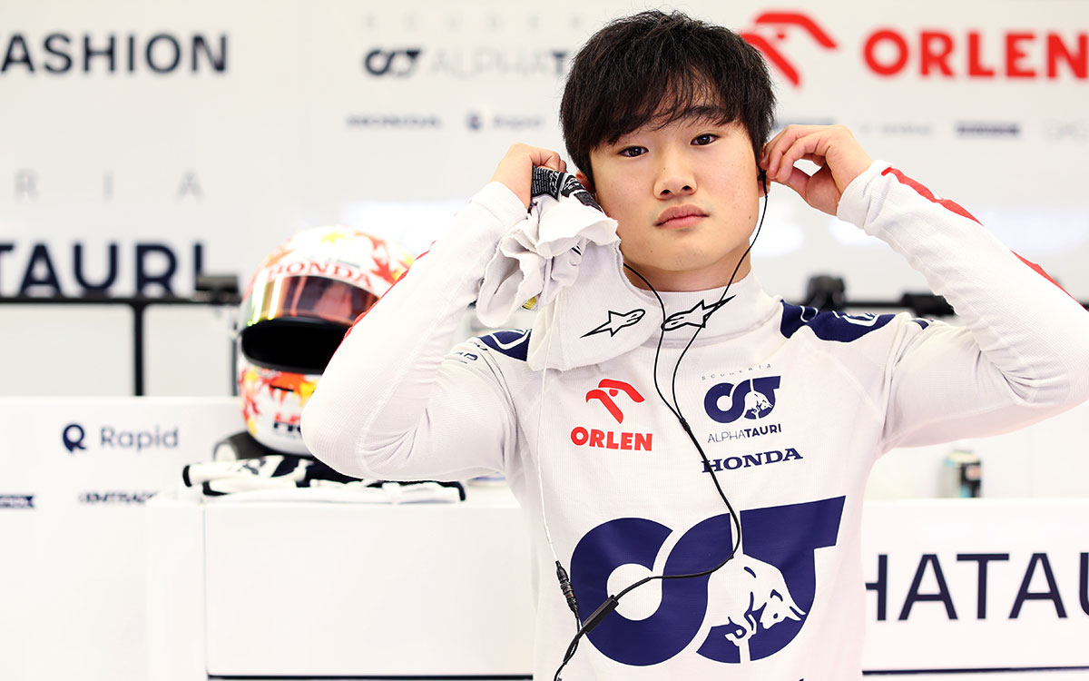 走行に向けてガレージ内で準備する角田裕毅（アルファタウリ）、2023年2月23日F1プレシーズンテスト