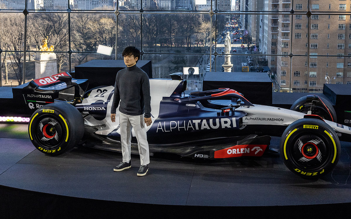 角田裕毅とスクーデリア・アルファタウリの2023年型F1マシン「AT04」のショーカー、2023年2月11日米国ニューヨークにて