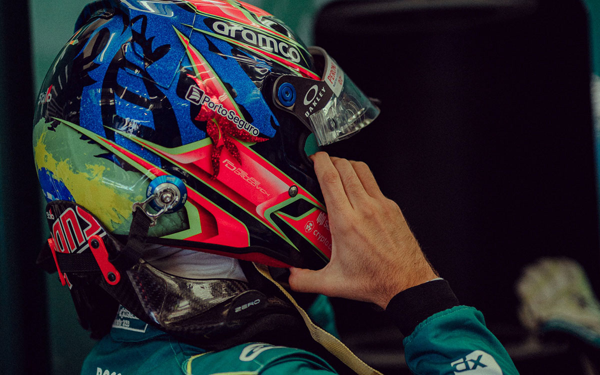走行に向けてヘルメットを被るアストンマーチンのフェリペ・ドルゴビッチ、2023年2月23日F1プレシーズンテスト
