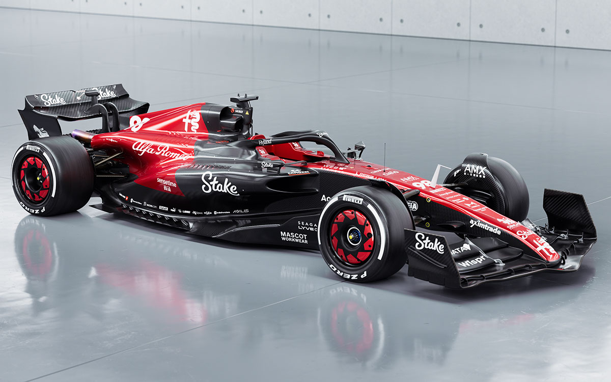 アルファロメオ（ザウバー）の2023年型F1マシン「C43」のショーカーの全景、2023年2月7日 (3)